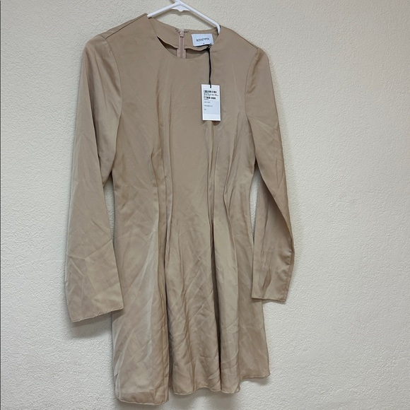 Boskemper NWT womans tan satin long sleeve mini dress size XS - Picture 3 of 4